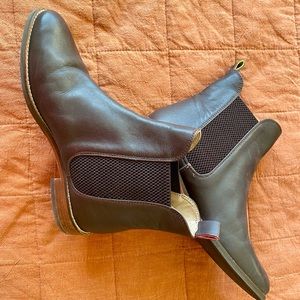 Brown boots, size UK6/EU39/US8-fits me and I range 7 1/2 to 8 depending on brand